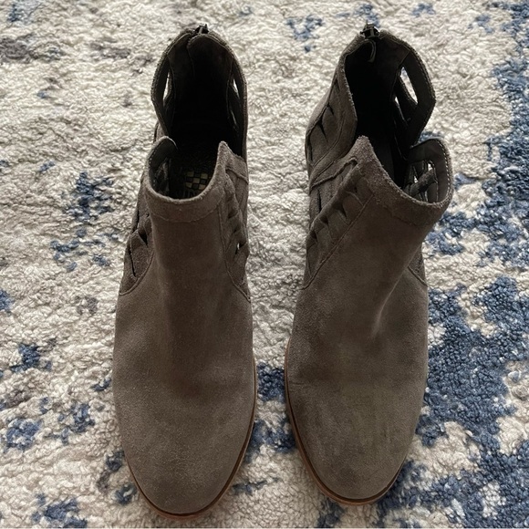 Vince Camuto Peera Cutout Ankle Bootie Boots Suede Leather Size 7 Grey - Picture 4 of 10